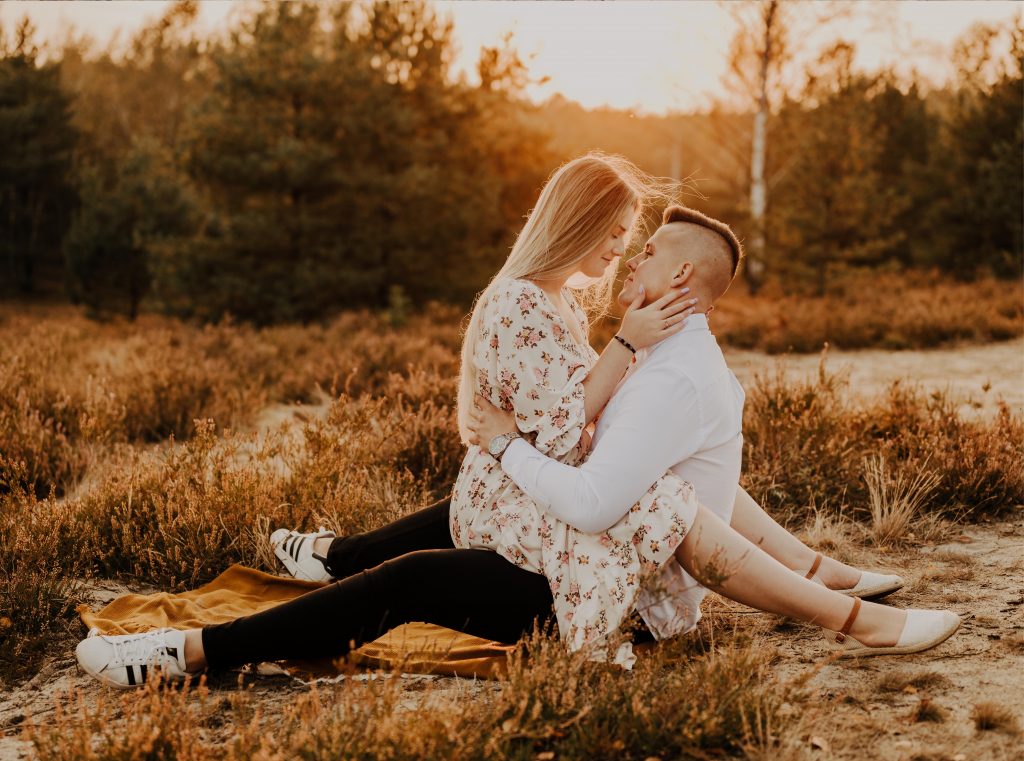 Read more about the article Sesja narzeczeńska na Wrzosowisku w Mostówce