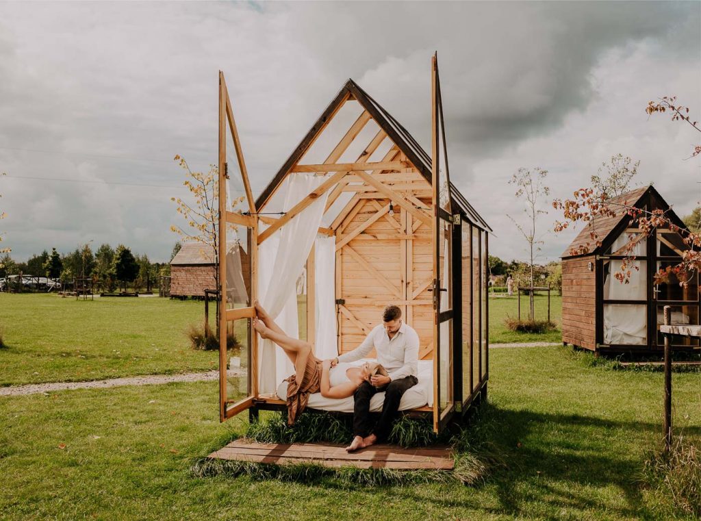 Read more about the article Sesja narzeczeńska w plenerze – Folwark Ruchenka