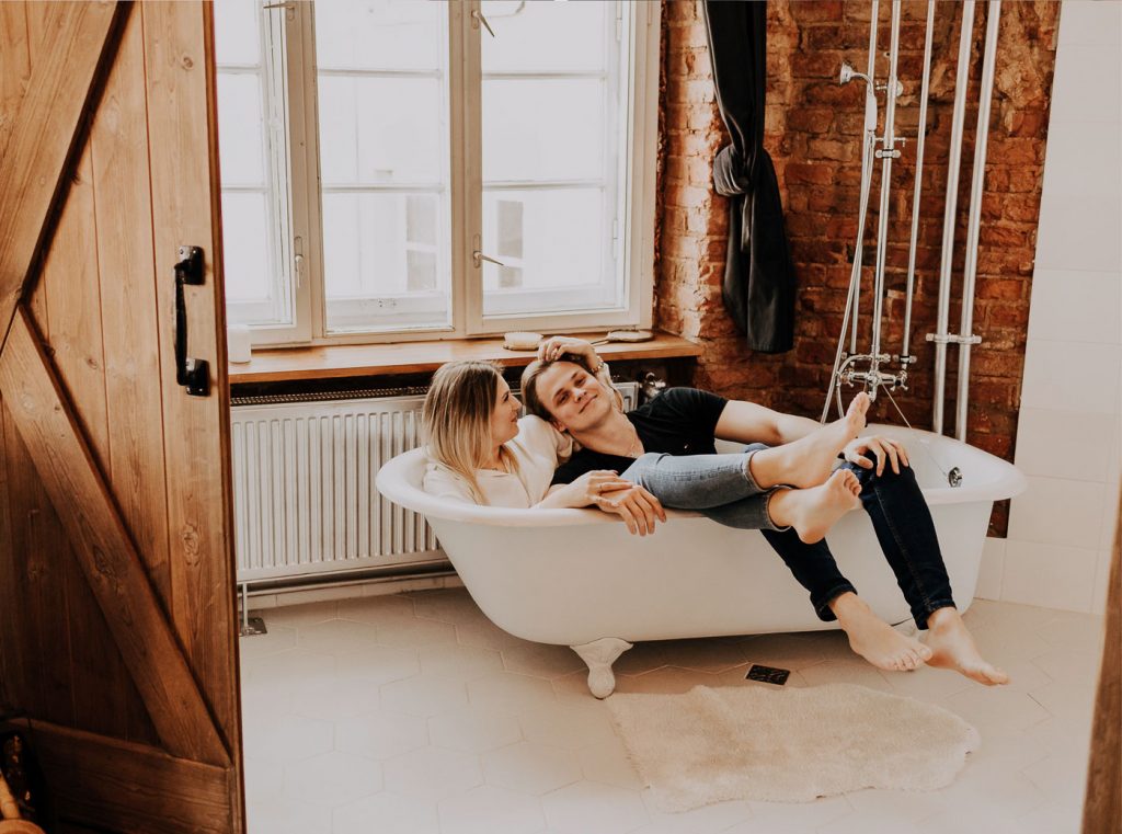 Read more about the article Sesja zakochanych w apartamencie Design Loft 22 w Warszawie