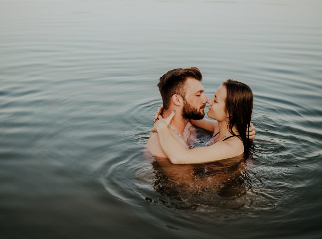 Read more about the article Sesja  narzeczeńska w wodzie –  Wyszków