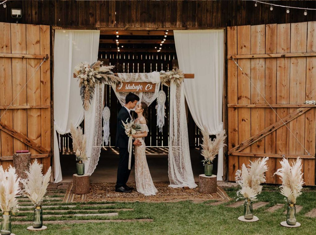 Read more about the article Rustykalny ślub humanistyczny – Stodoła Czereśniowy Sad