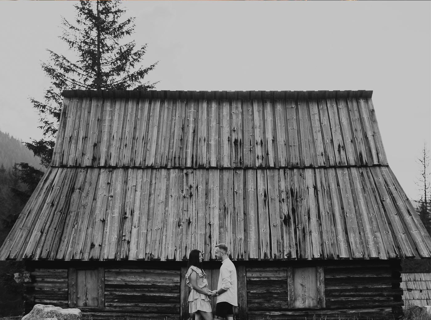 mężczyzna i kobieta stoją pod bacówką w tatrach