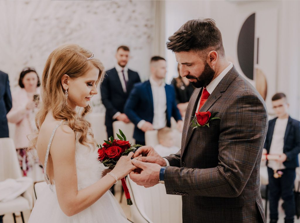 para zakłada obrączki podczas ślubu cywilnego