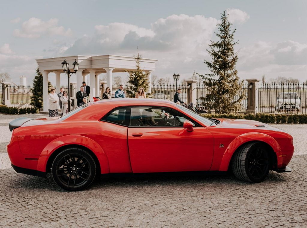 samochód ślubny dodge challenger