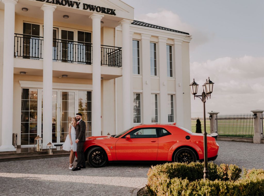 czerwony samochód do ślubu