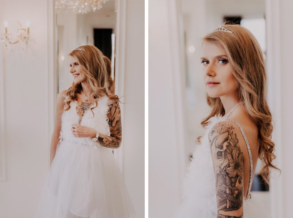 panna młoda w krótkiej sukni ślubnej z piórami