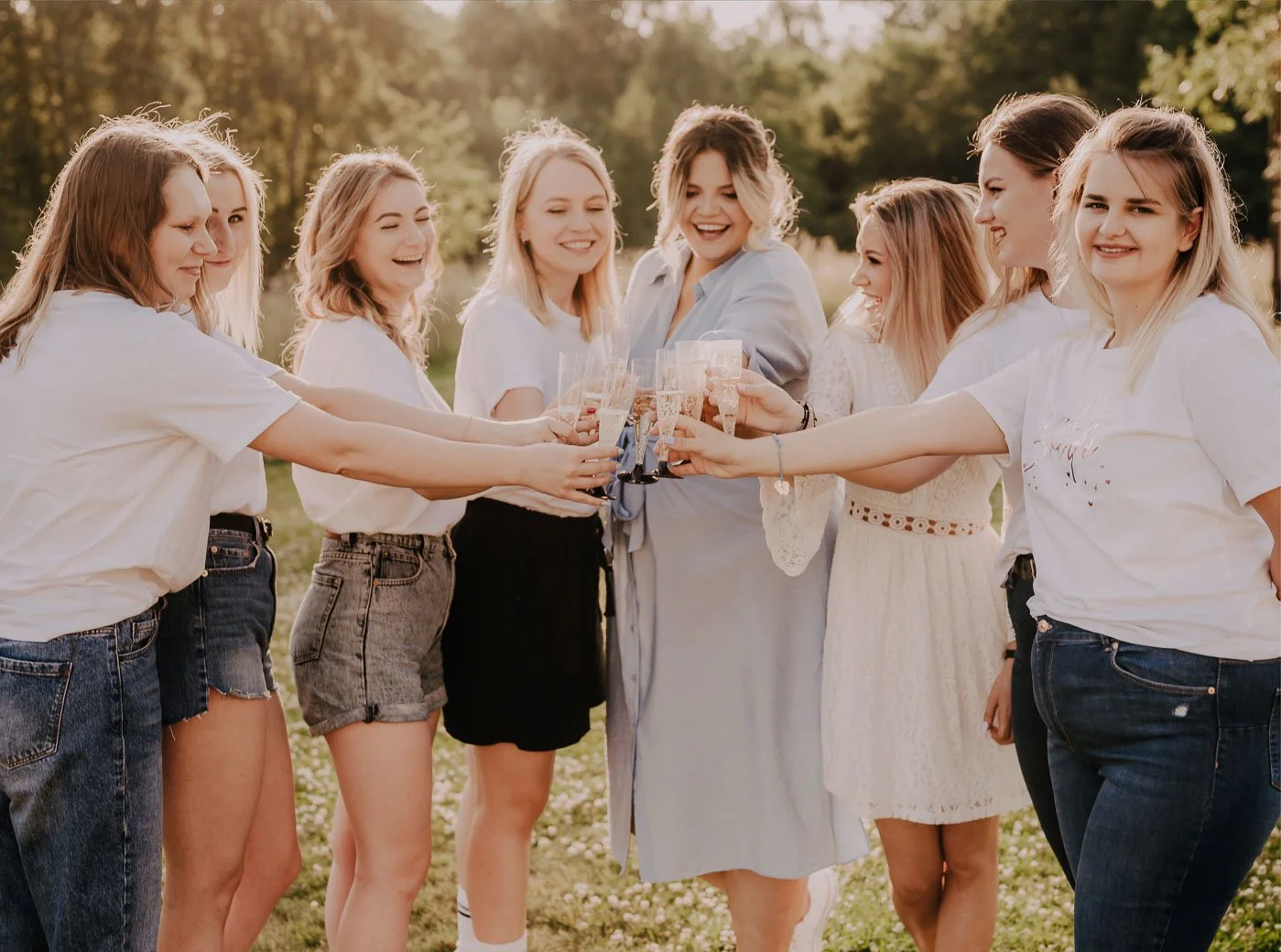 dziewczyny wznoszą toast na wieczorze panieńskim