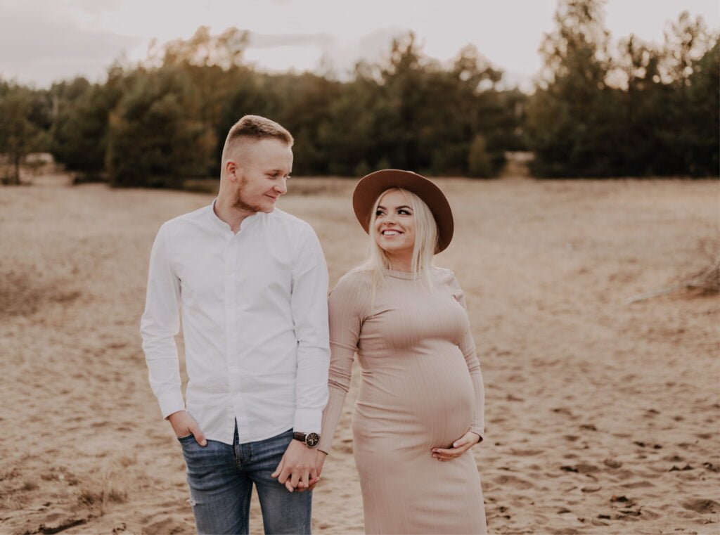 Read more about the article Sesja brzuszkowa w plenerze | Fotograf ciążowy Warszawa