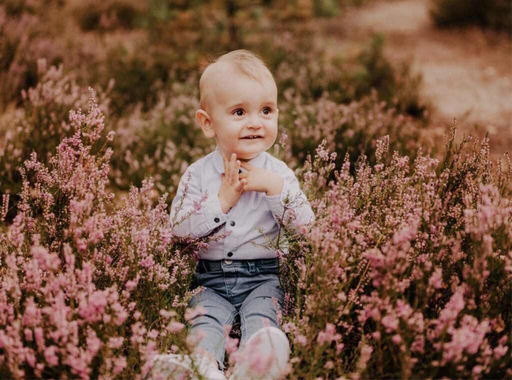 Read more about the article Naturalna sesja roczkowa w plenerze pod Warszawą