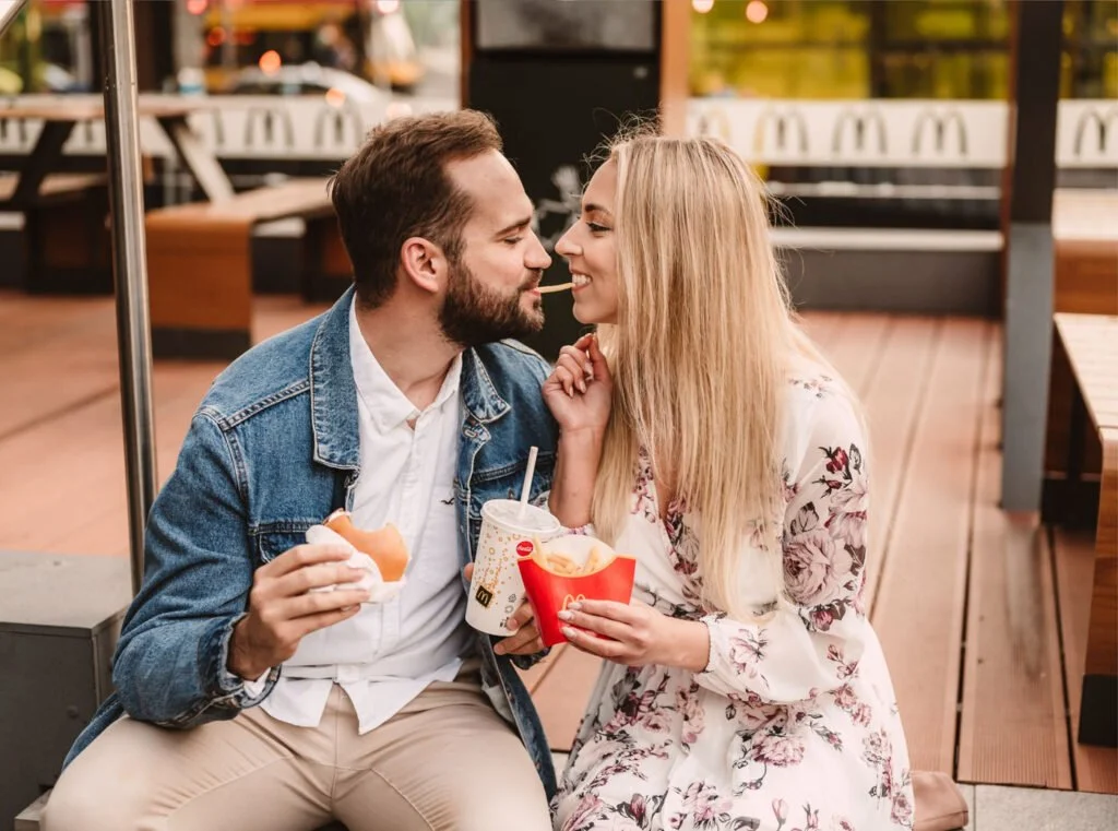 zakochani jedzą frytki z mc'donalda