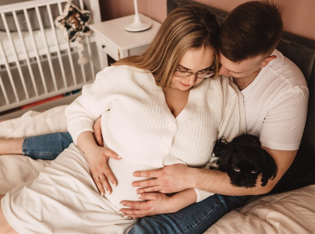 Read more about the article Naturalna sesja brzuszkowa w domu pod Warszawą