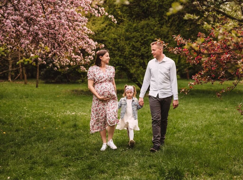 Read more about the article Sesja ciążowa w kwiatach – Warszawa