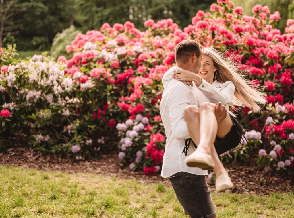 Read more about the article Sesja zakochanych w kwiatach – Warszawa
