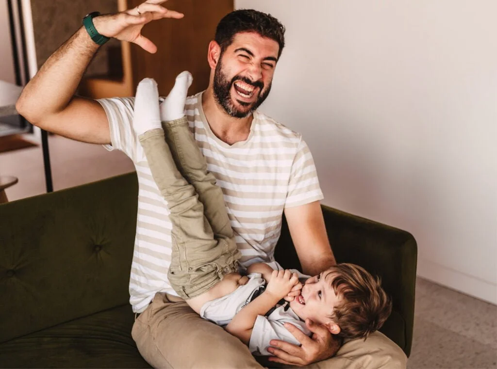 tata bawi się z synem w domu