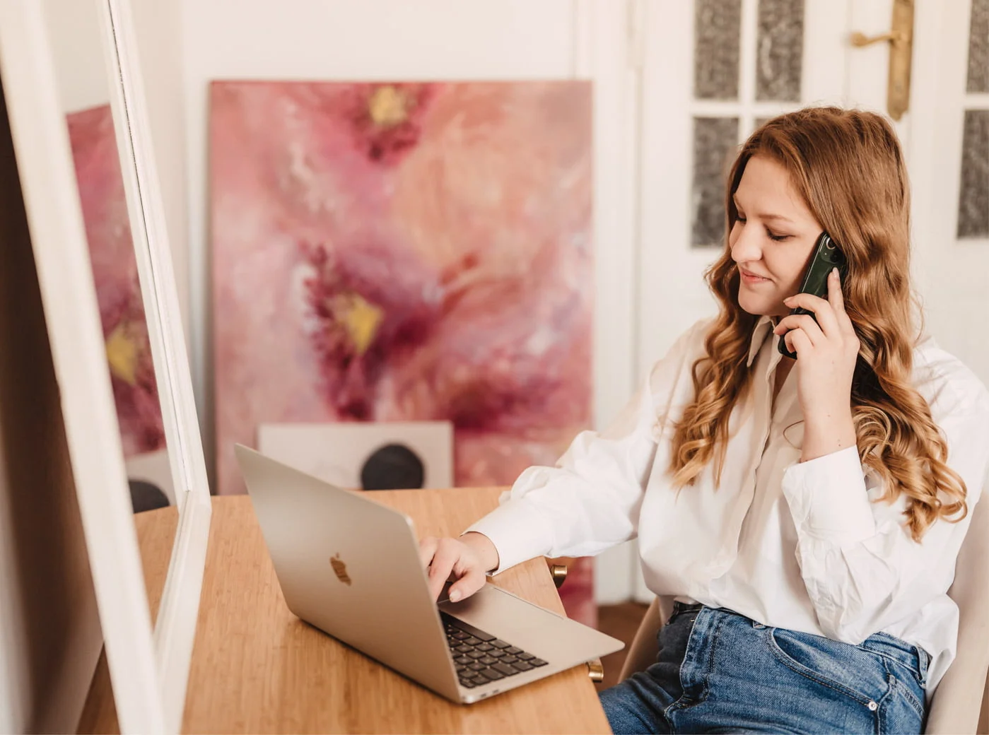 zdjęcie biznesowe przy laptopie z telefonem w ręku