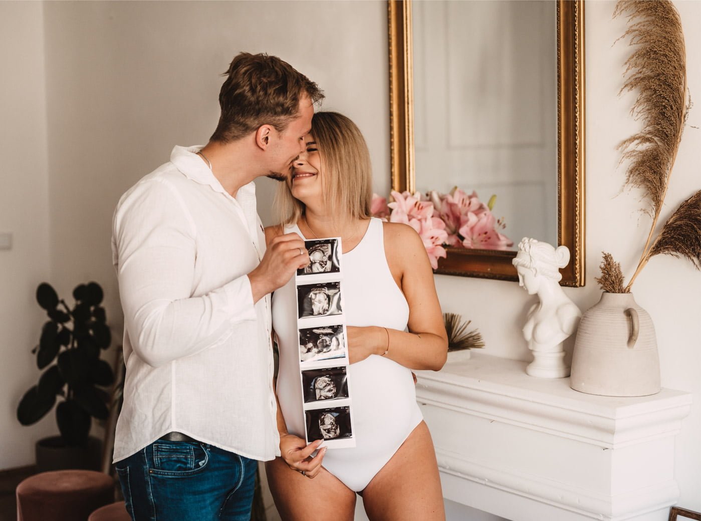 żona i mąż oczekujący na dziecko pokazują zdjęcia USG