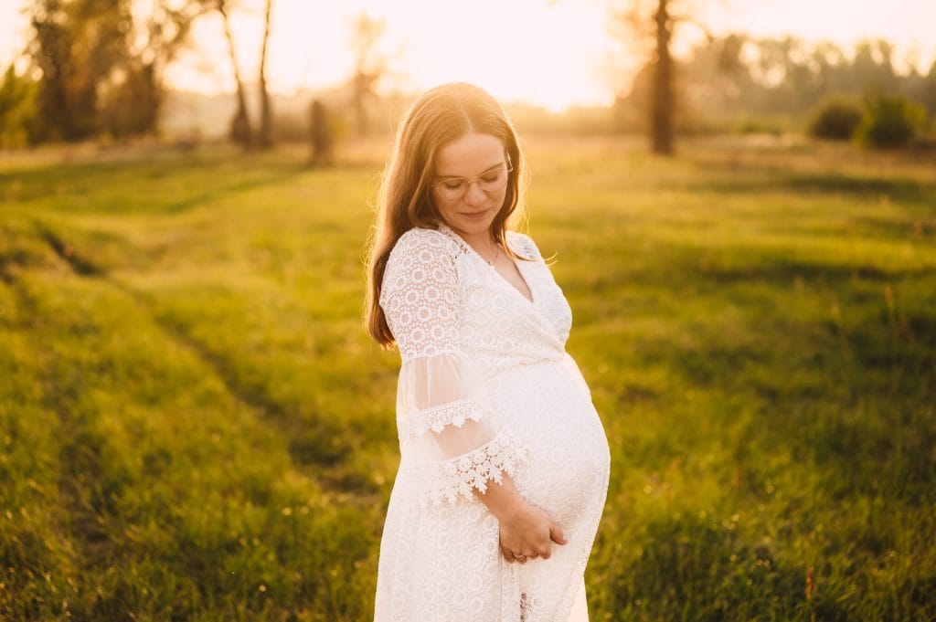 Read more about the article Sesja brzuszkowa na łące | Fotografia ciążowa Warszawa