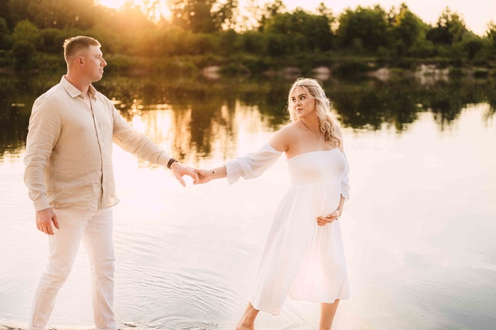 Read more about the article Sesja ciążowa o zachodzie słońca | Fotograf Marki, Warszawa