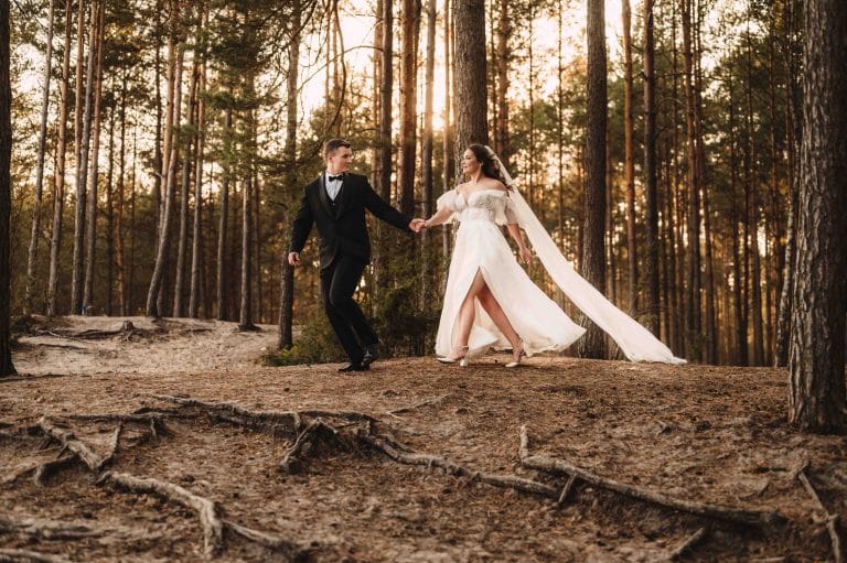 Read more about the article Sesja ślubna w lesie i nad wodą | Fotograf ślubny mazowieckie