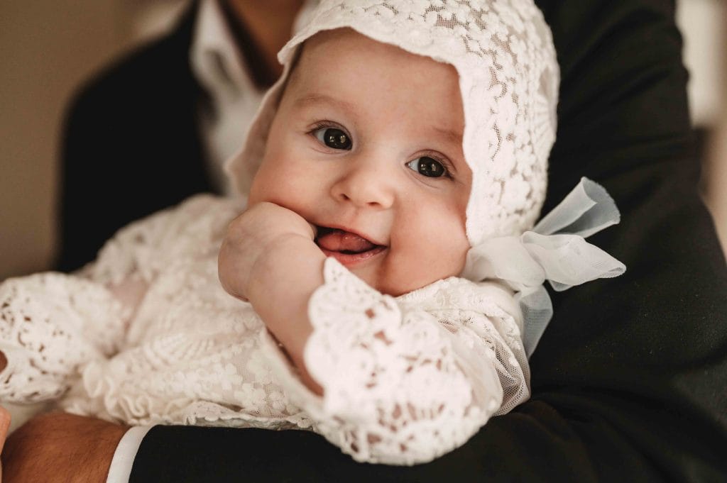 Read more about the article Naturalne zdjęcia rodzinne w dniu Chrztu Świętego | Fotograf Wyszków