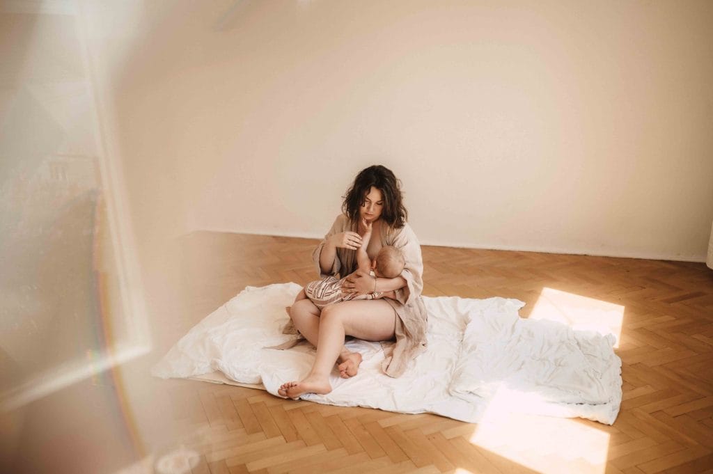 Read more about the article Bliskościowa sesja na roczek dziecka | Zdjęcia z karmienia piersią