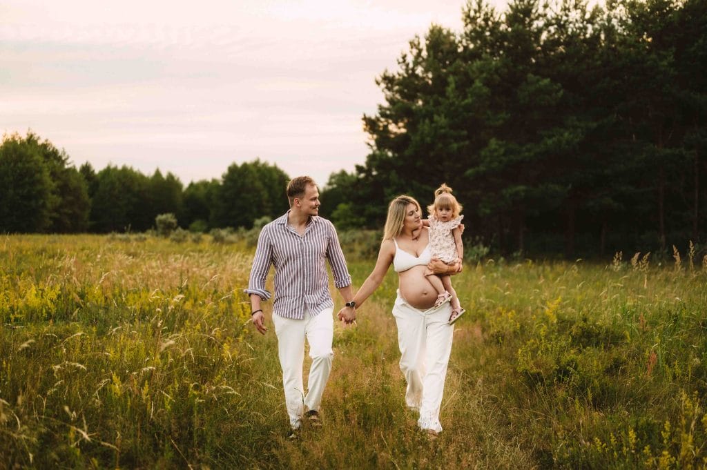 Read more about the article Sesja rodzinno-ciążowa w plenerze – Wyszków