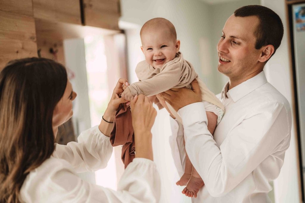 Read more about the article Pełne naturalności zdjęcia ze chrztu dziewczynki | Fotograf na chrzciny Zielonka