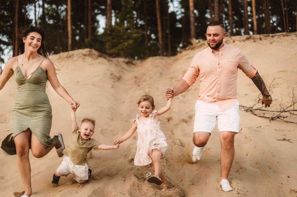 Read more about the article Sesja rodzinna z małymi dziećmi w plenerze – Warszawa, Wyszków